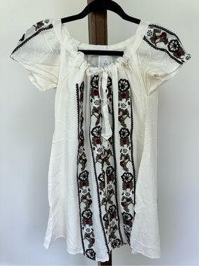 bizz Women's White Viscose Embroidered Tunic Top - M
